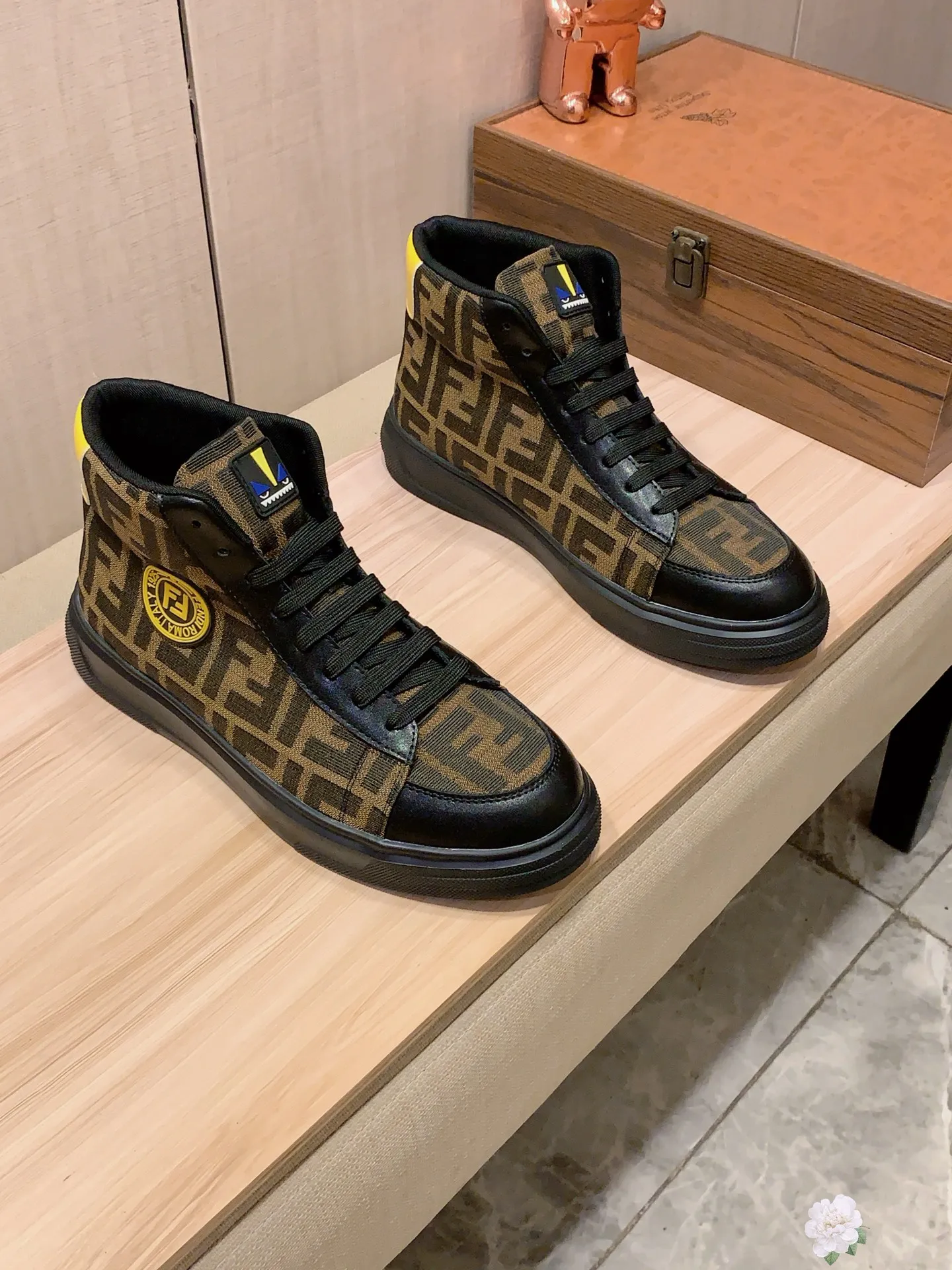 High-top men's shoes 💰442💰💰🎩🎩[Lightning][Lightning] "FENDI*" latest • popular casual shoes, top brand [Seduce] luxury~purchase, top-quality~. [Strong] The upper is made of imported breathable cowhide with fabric material ➕ Breathable sheepskin feet (•) and fine workmanship. The original stylish and stylish soft rubber wear-resistant and non-slip outsole is light and comfortable on the feet. The real thing looks better when taken in real life. 111: code: 38-44, 2️⃣ colors selected